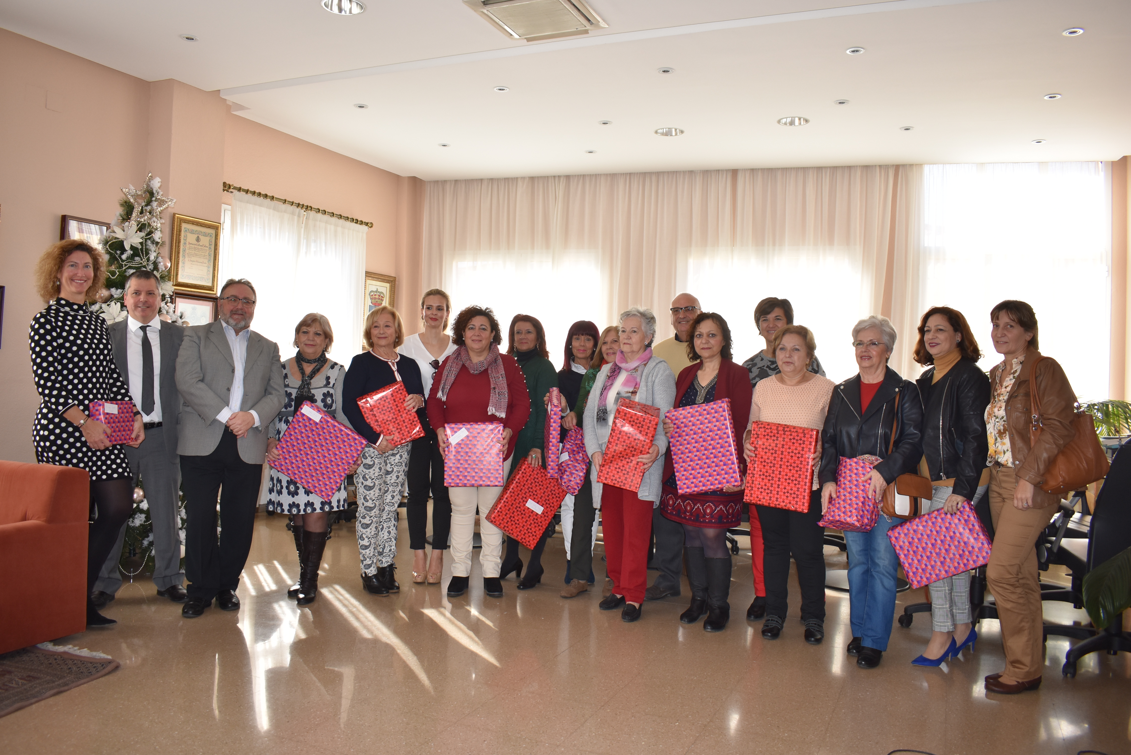 Asociaciones de mujeres entregan juguetes