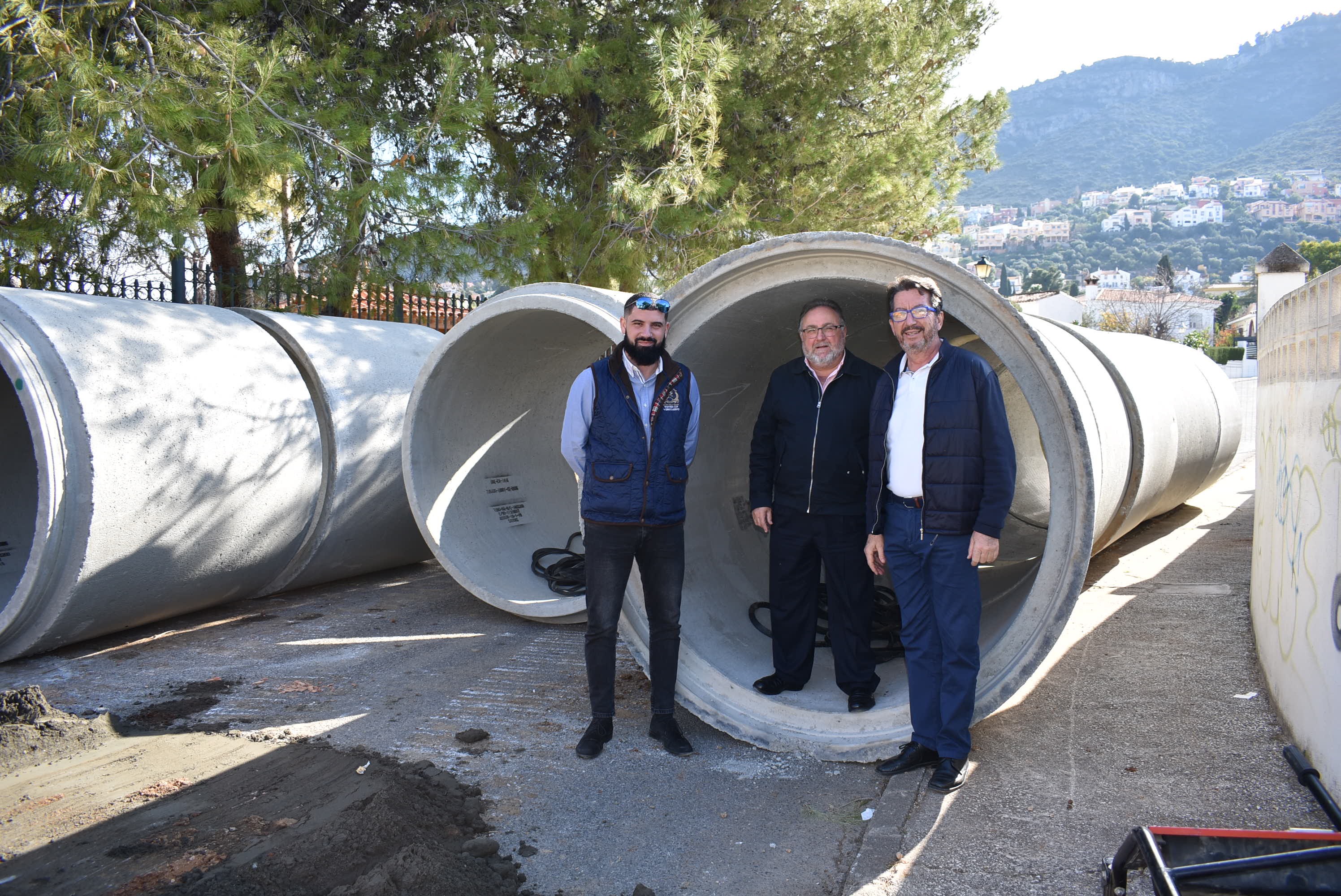 Alcalde y concjales, en la obra del jardín oriental