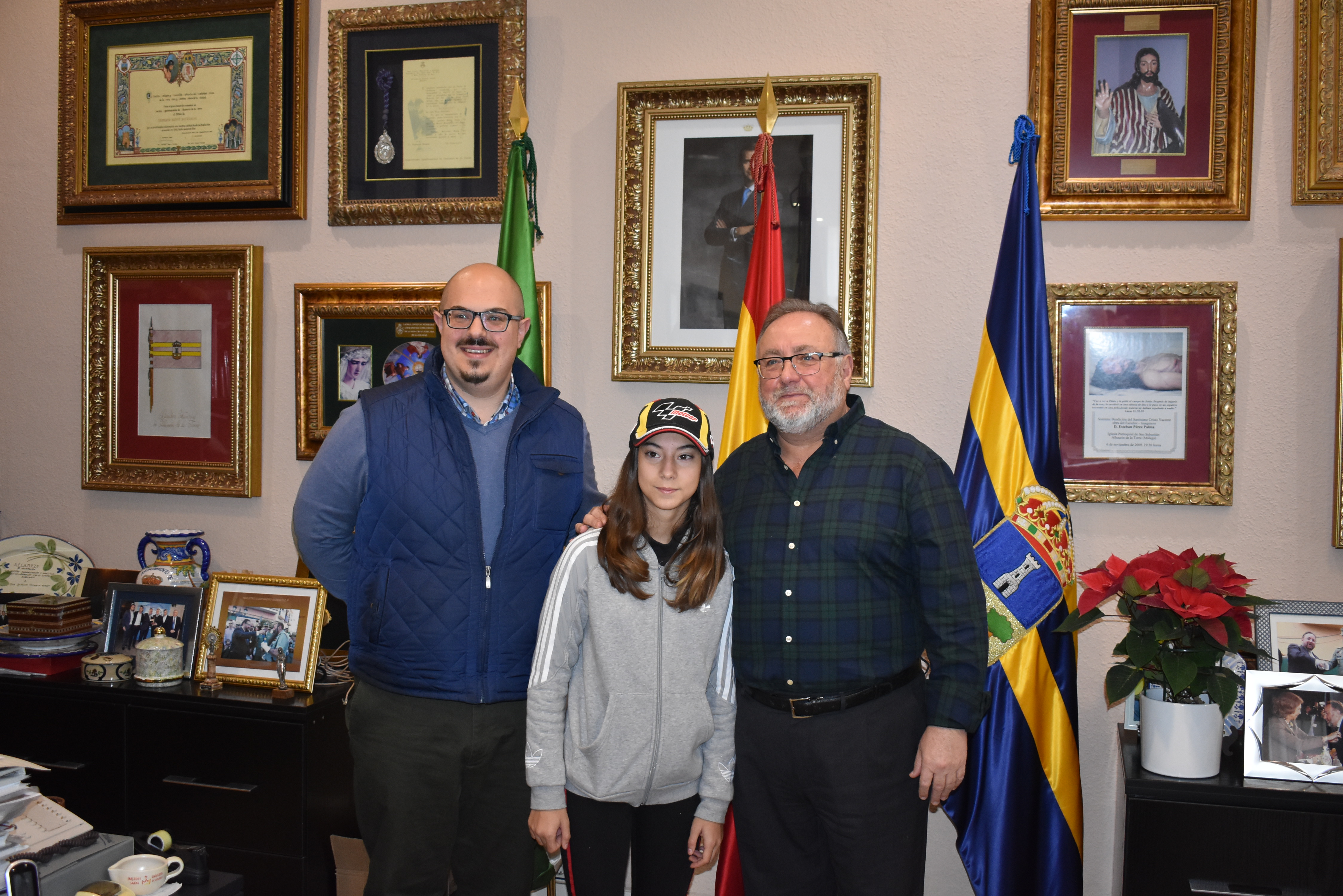 Ainhoa Ramos, con el alcalde y el concejal de Deportes