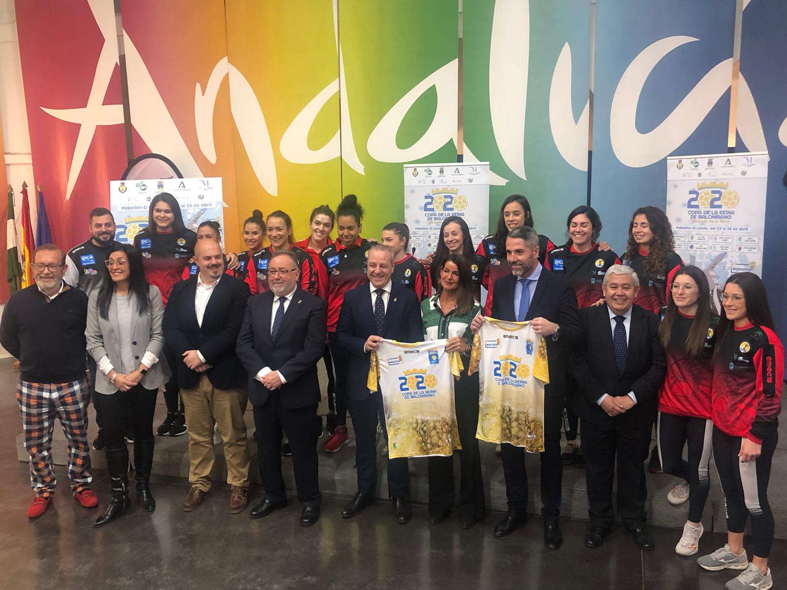 Autoridades y jugadoras posan en la sede de Turismo Andaluz
