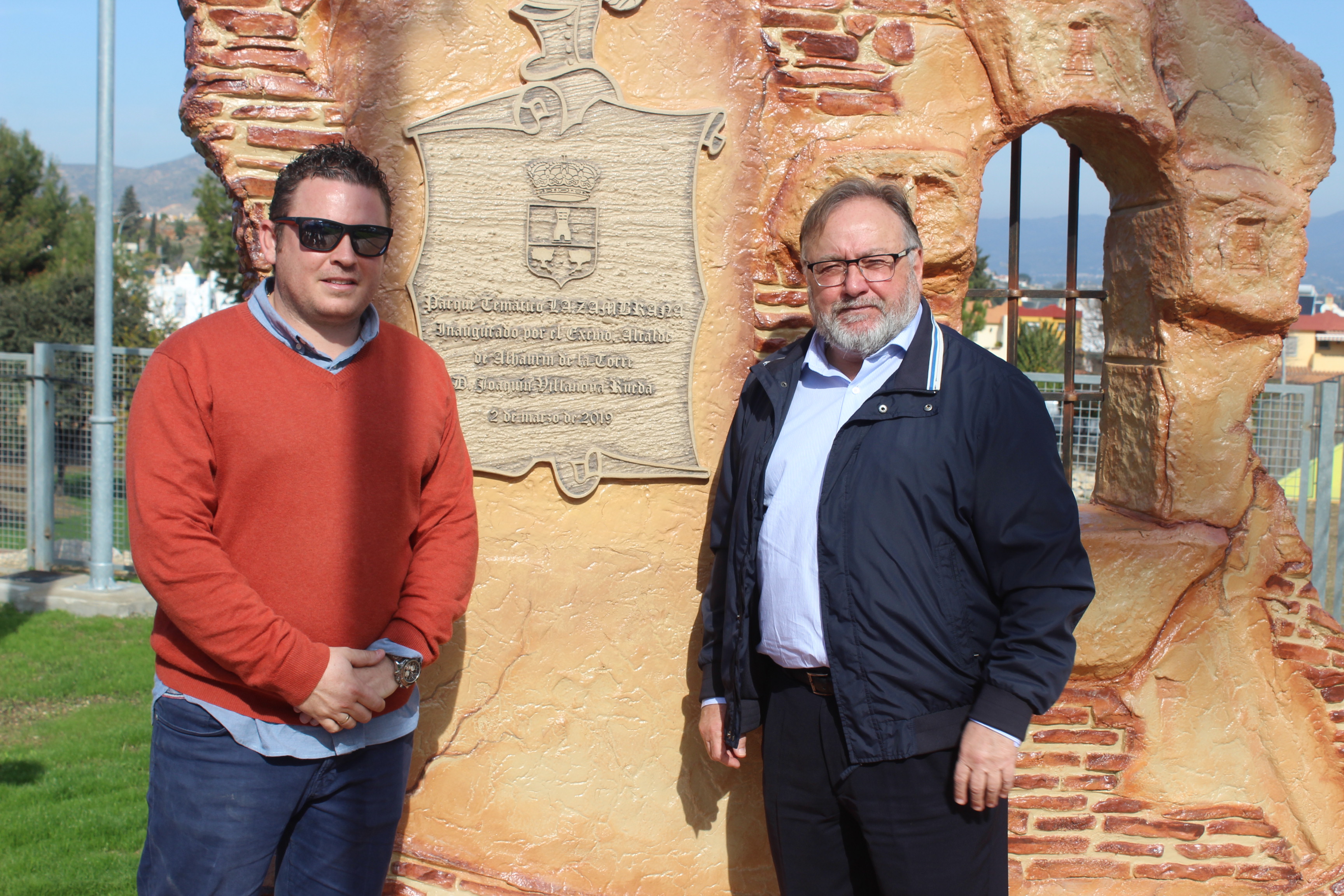 Joaquín Villanova y Abel Perea descubren la placa del Parque La Zambrana