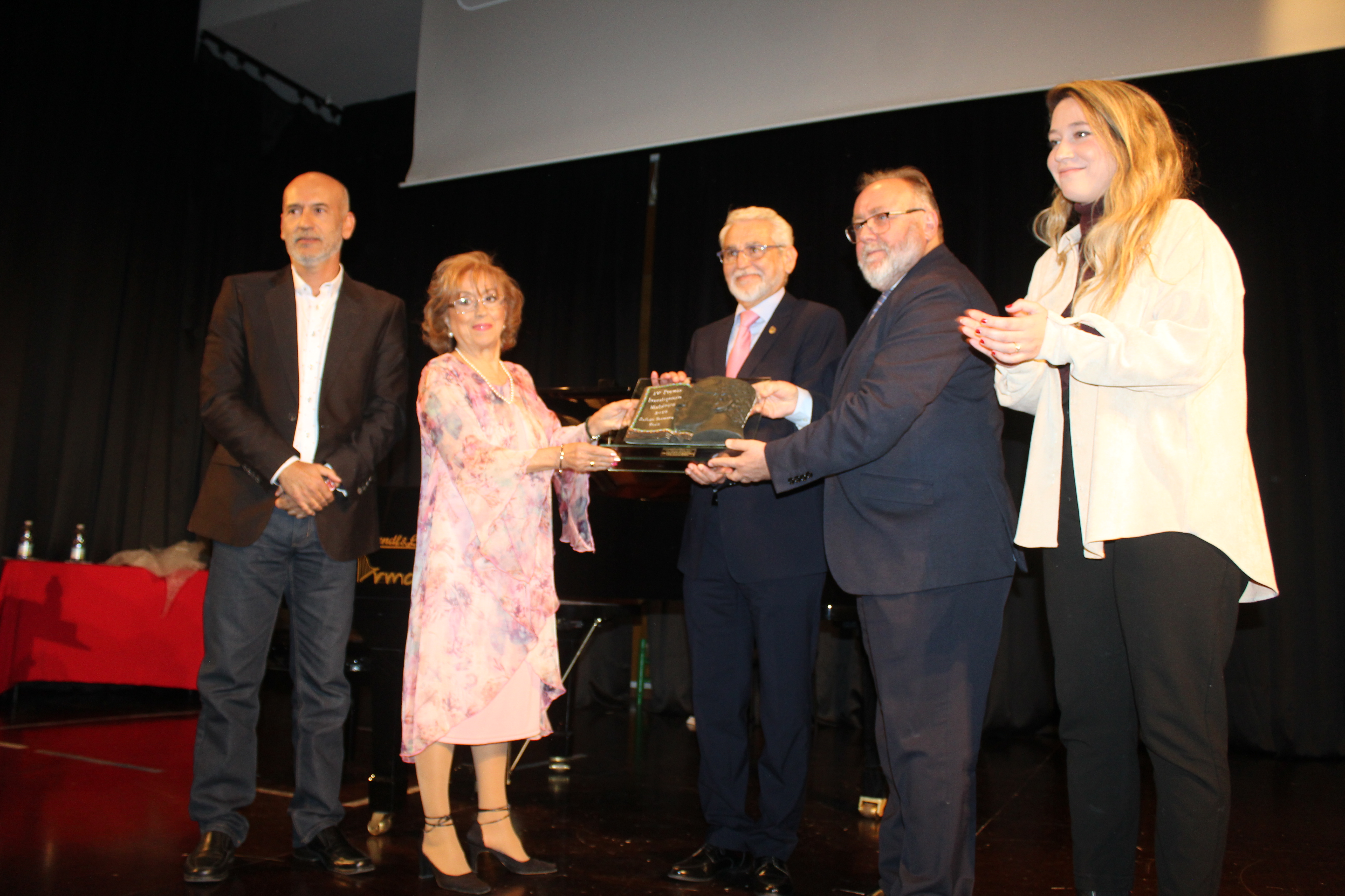 Momento de la entrega de la placa al ganador