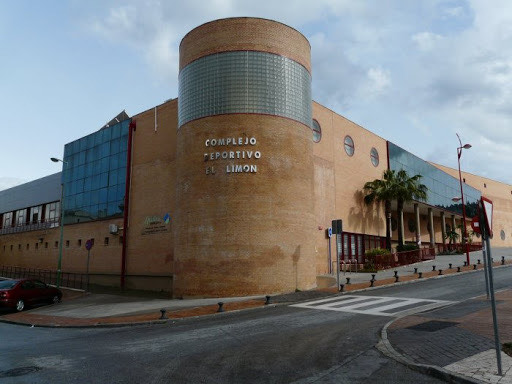 Fachada principal del Polideportivo El Limón
