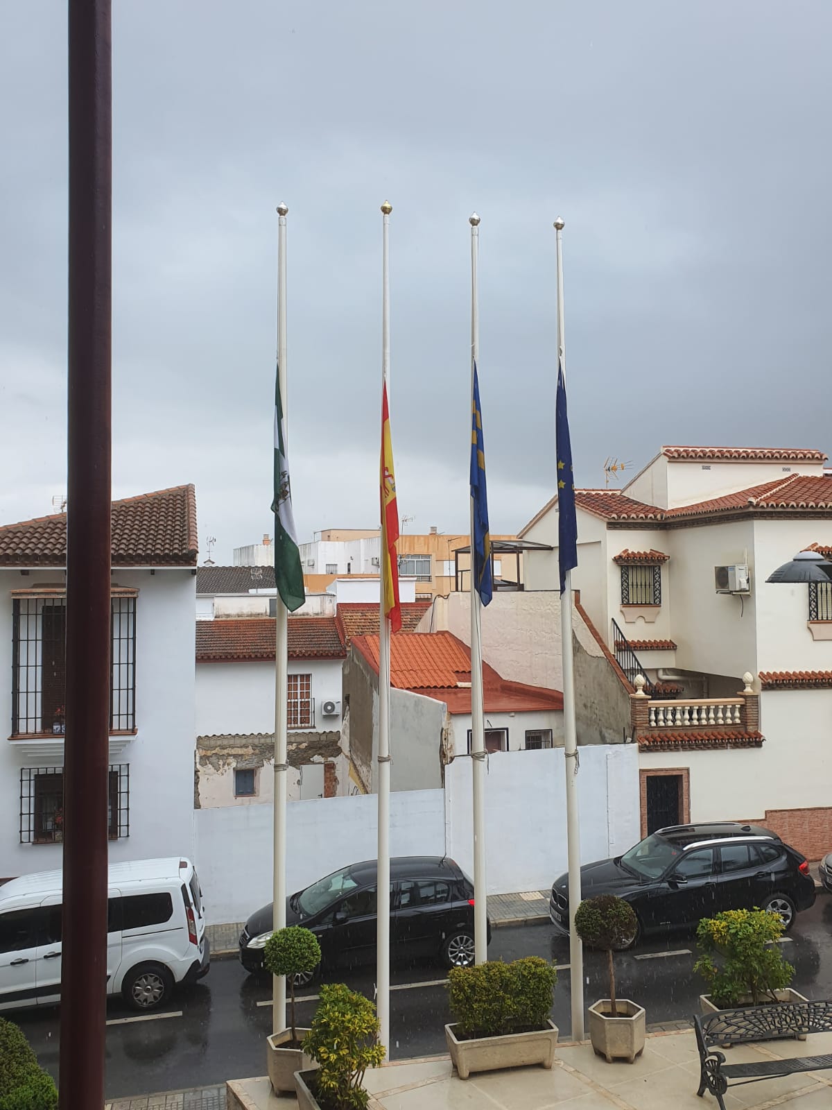 Banderas a media asta en la plaza del Ayuntamiento