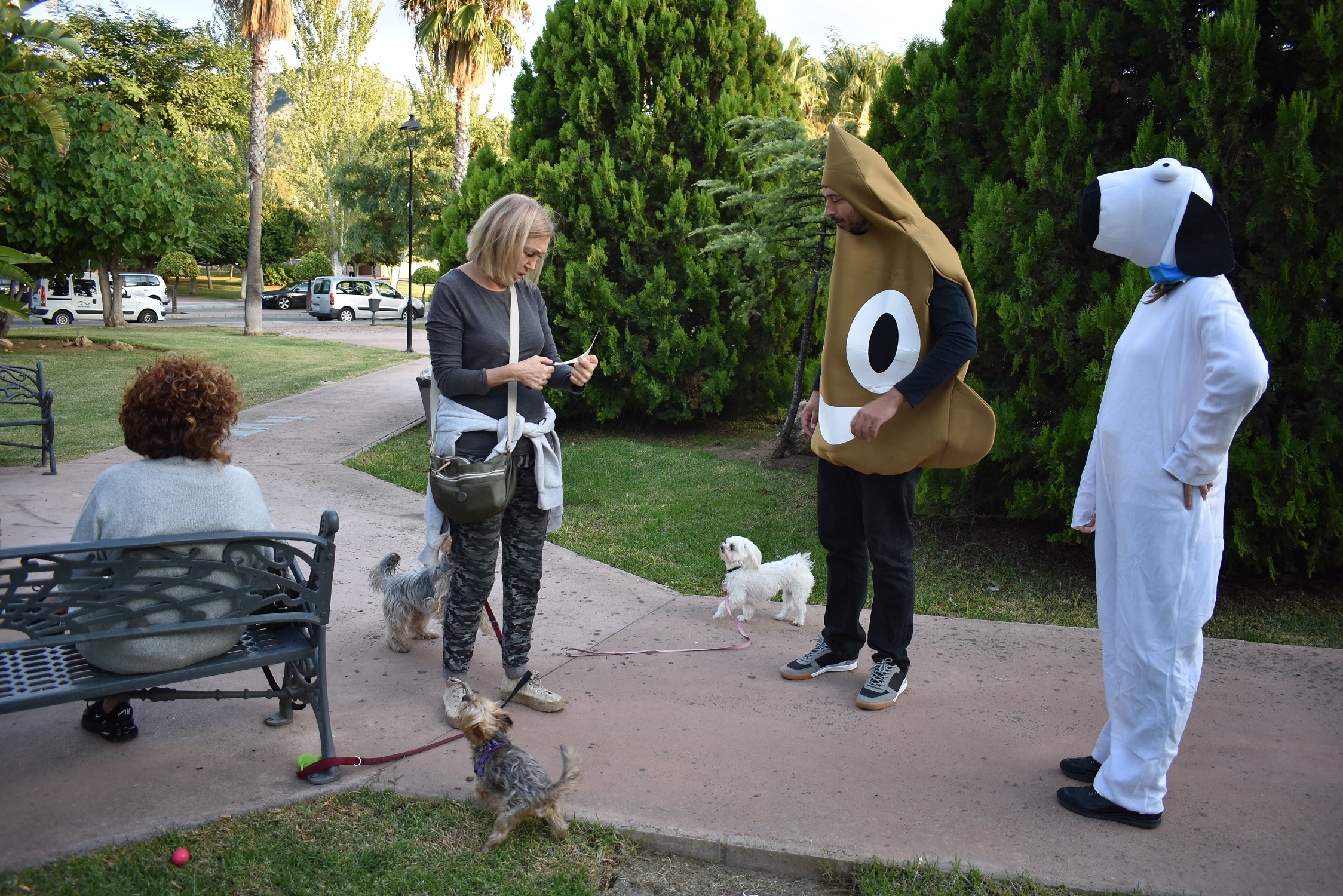 Así comenzó la campaña de sensibilización para la recogida de excrementos de mascotas