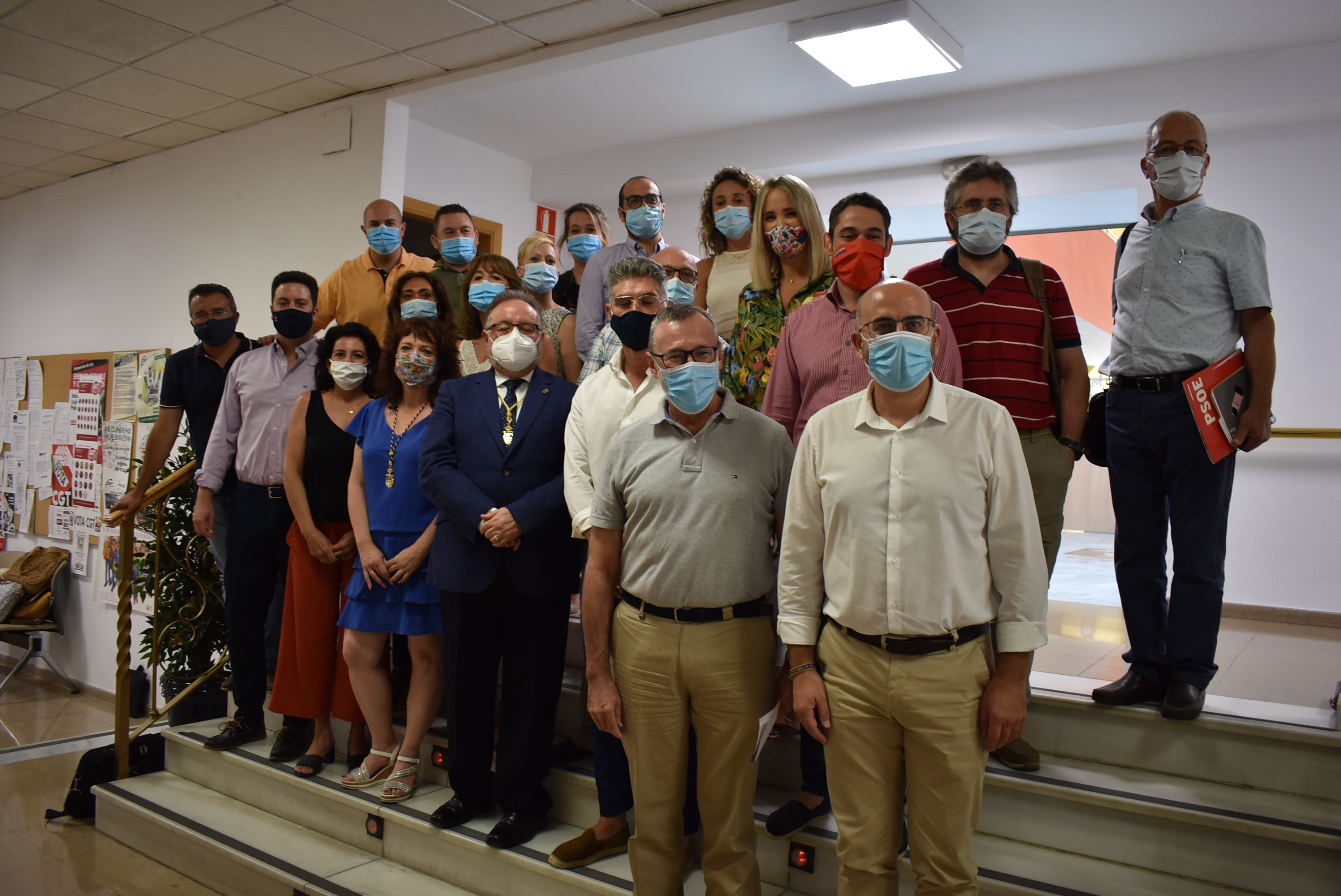Foto de familia de la Corporación Municipal para despedir a Lara y Basagoiti (C's)