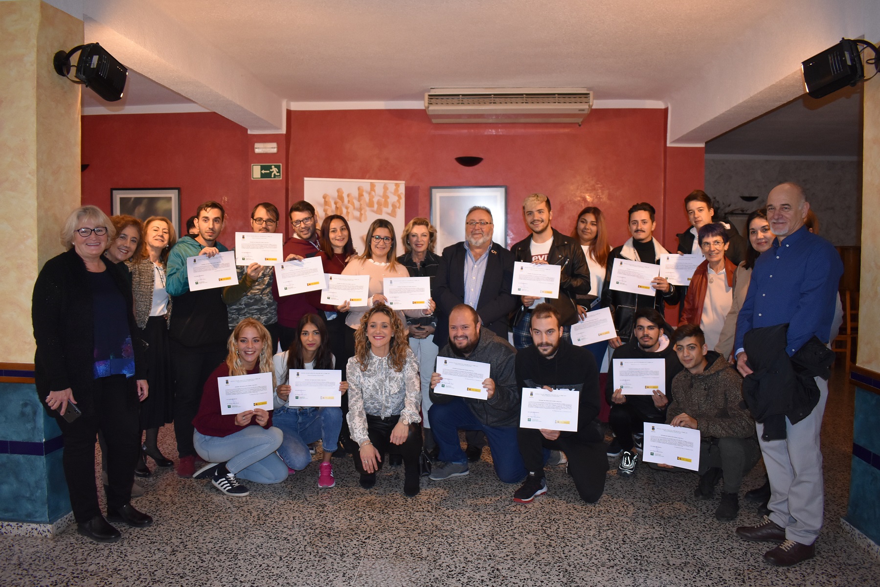 Alumnado, autoridades y profesorado de la Escuela Taller posan con los diplomas
