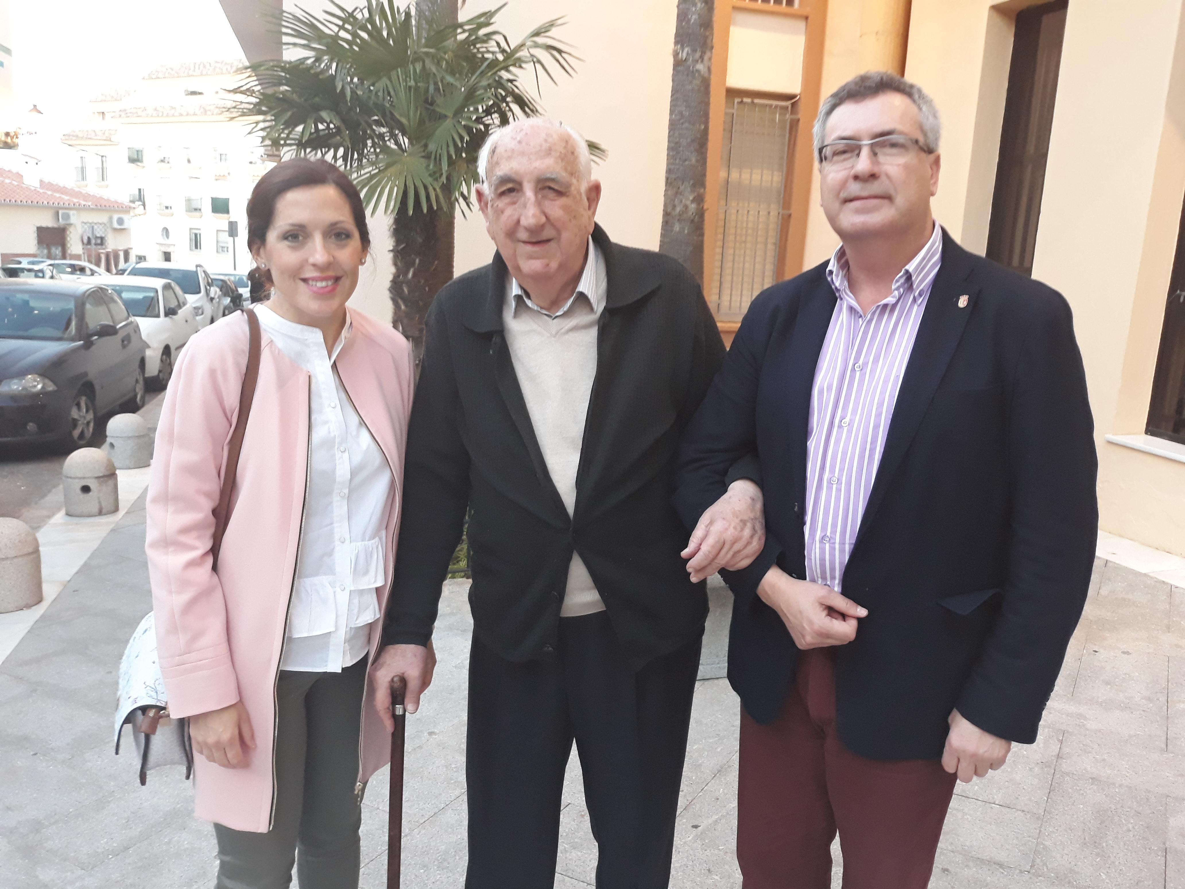 Francisco Baquero realiza nuevas donaciones de fondos sobre el recitador José González Marín
