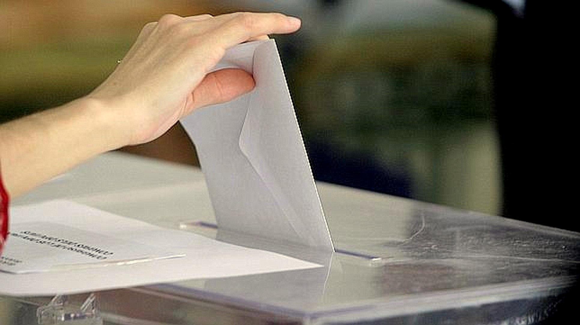 Imagen de archivo de una persona votando