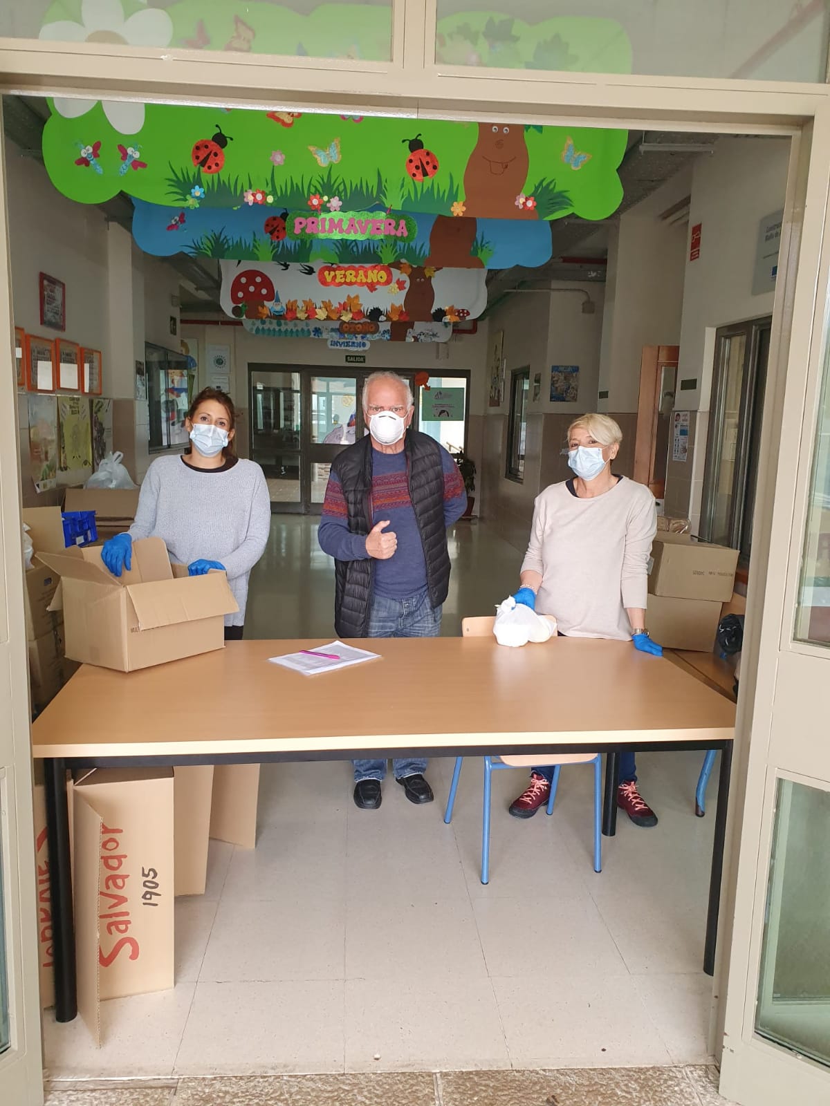 Equipo de entrega de comida en el CEIP Maruja Mallo