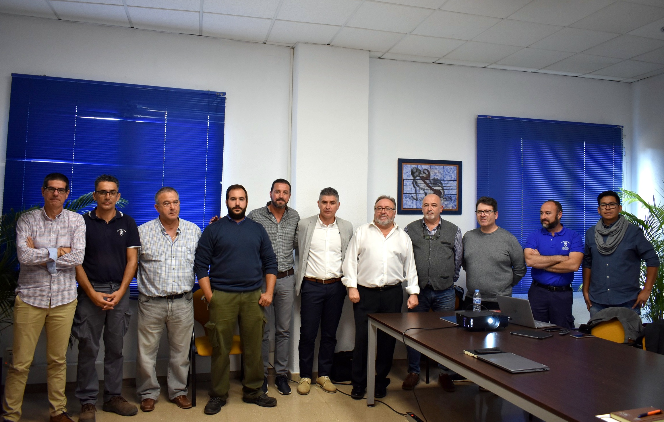 alcalde y concejal con los operarios del sistema de telegestión de riegos