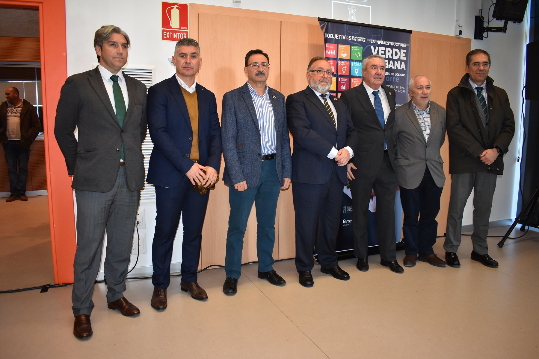 Participantes y autoridades en el foro de debate sobre IVU