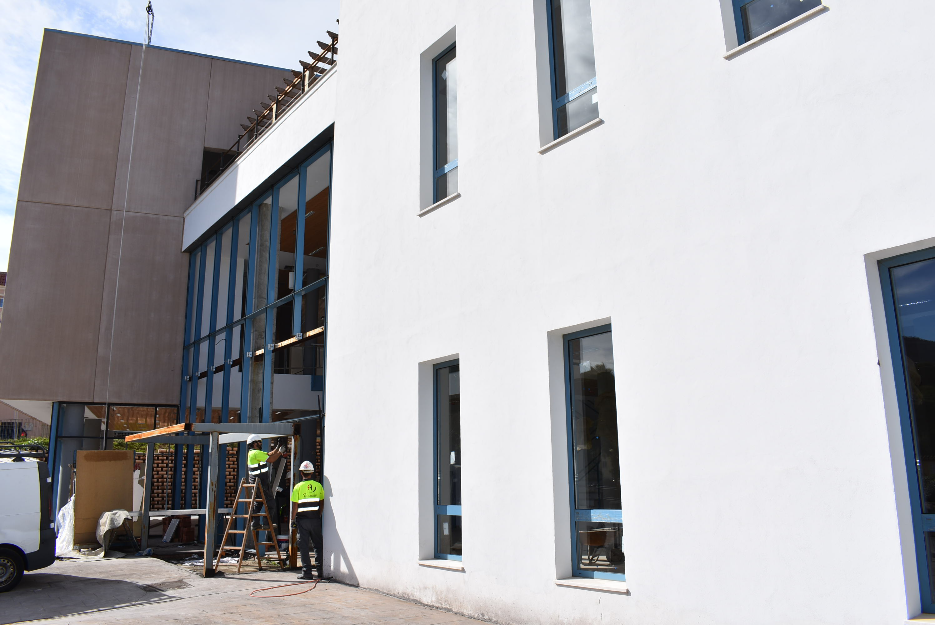 Obras en la entrada a la nueva biblioteca