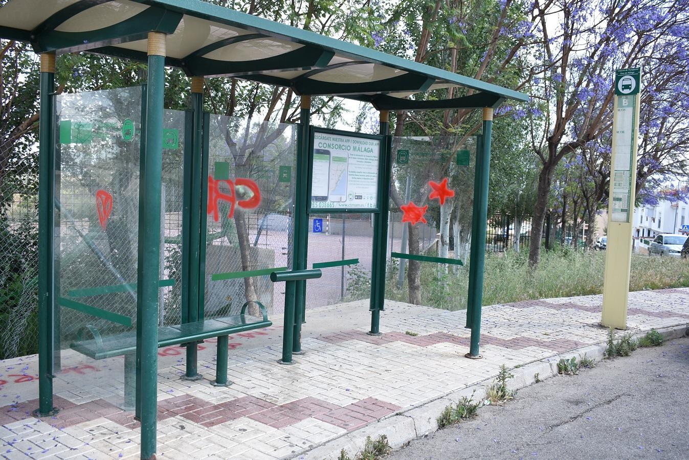 Identificación de varios menores por realizar pintadas en la vía pública
