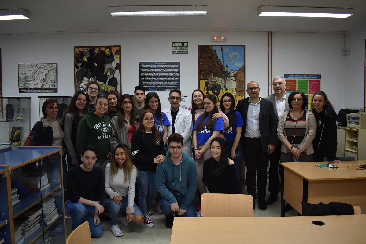 El Museo de la Educación lleva al IES Capellanía su muestra sobre el Quijote y la escuela