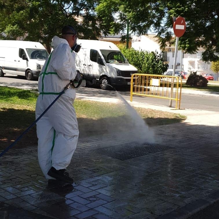 Un operario fumiga una de las zonas públicas del centro urbano