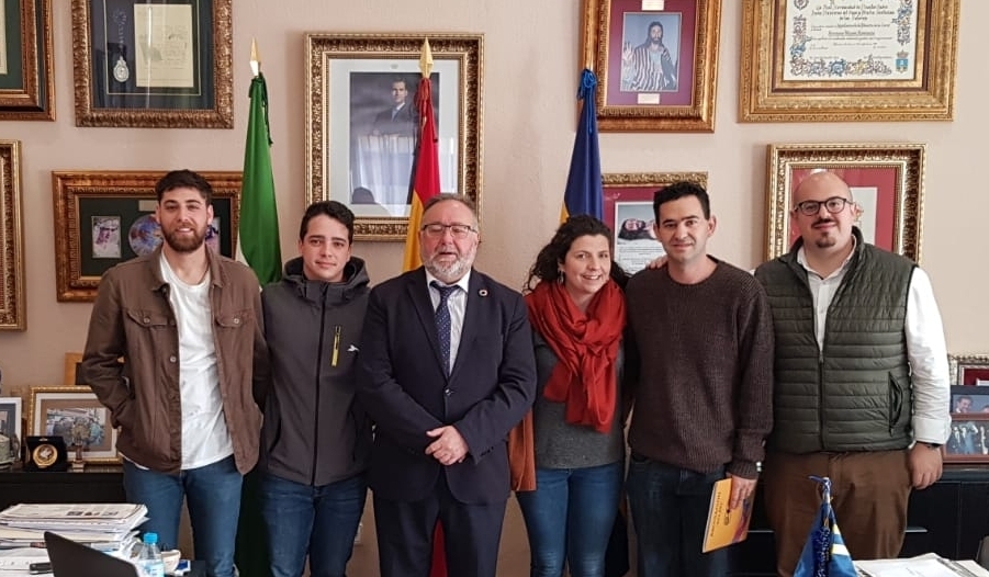 Cooperantes e integrantes de Eo, Eo, con el alcalde