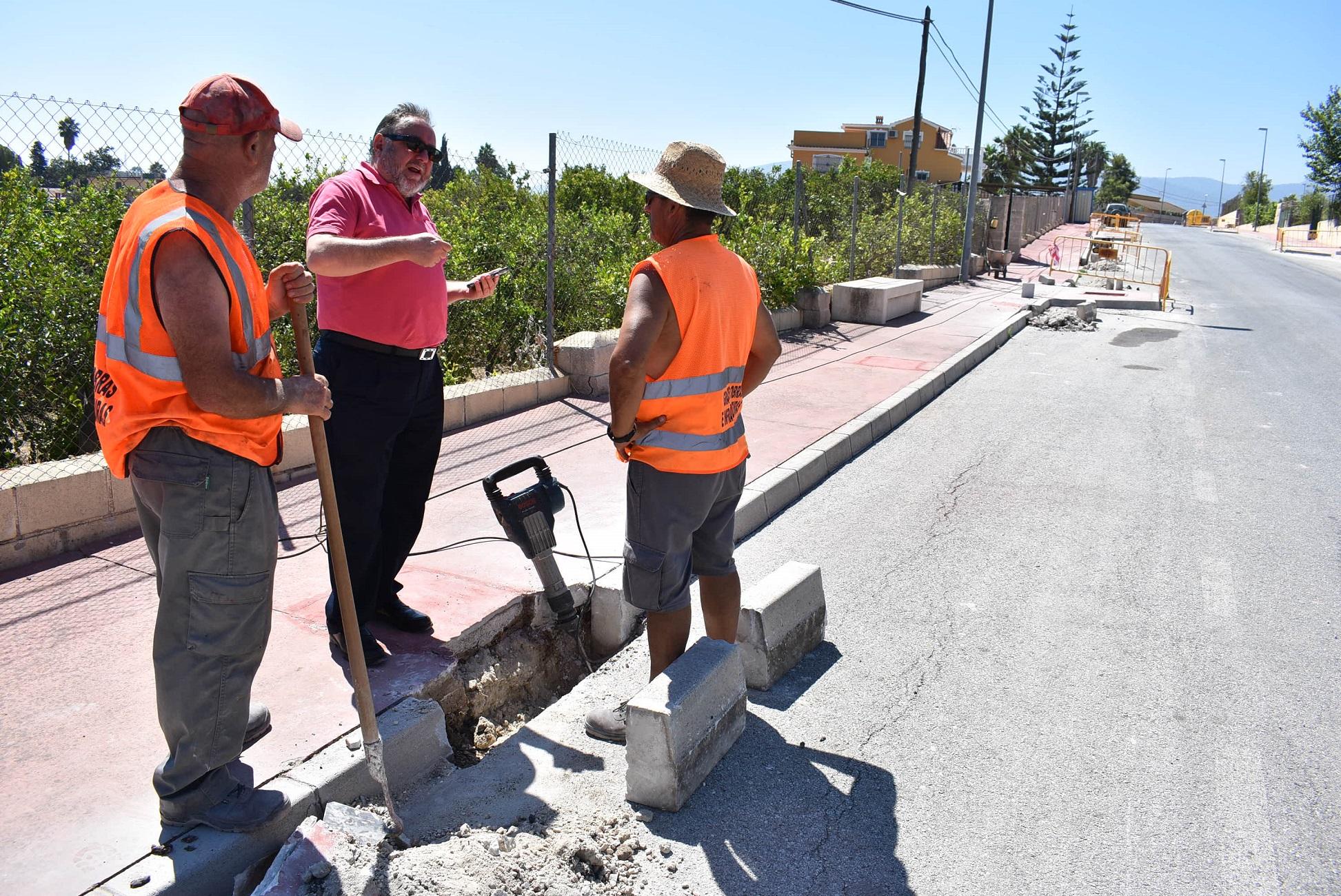 Nuevos árboles en la entrada a El Romeral
